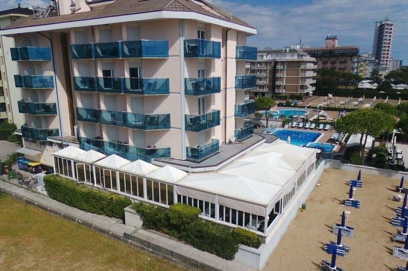 Hotel La Bussola Лідо-ді-Єзоло Екстер'єр фото