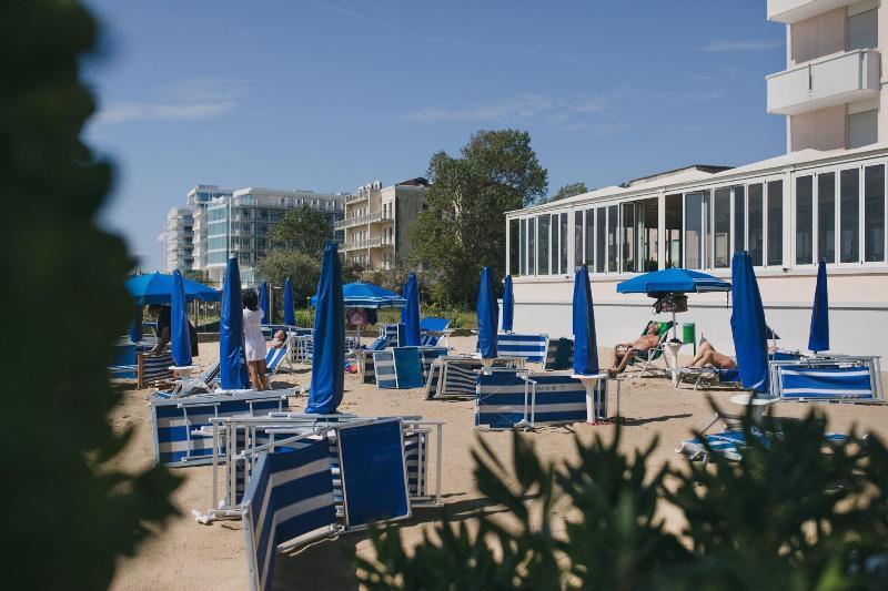 Hotel La Bussola Лідо-ді-Єзоло Екстер'єр фото
