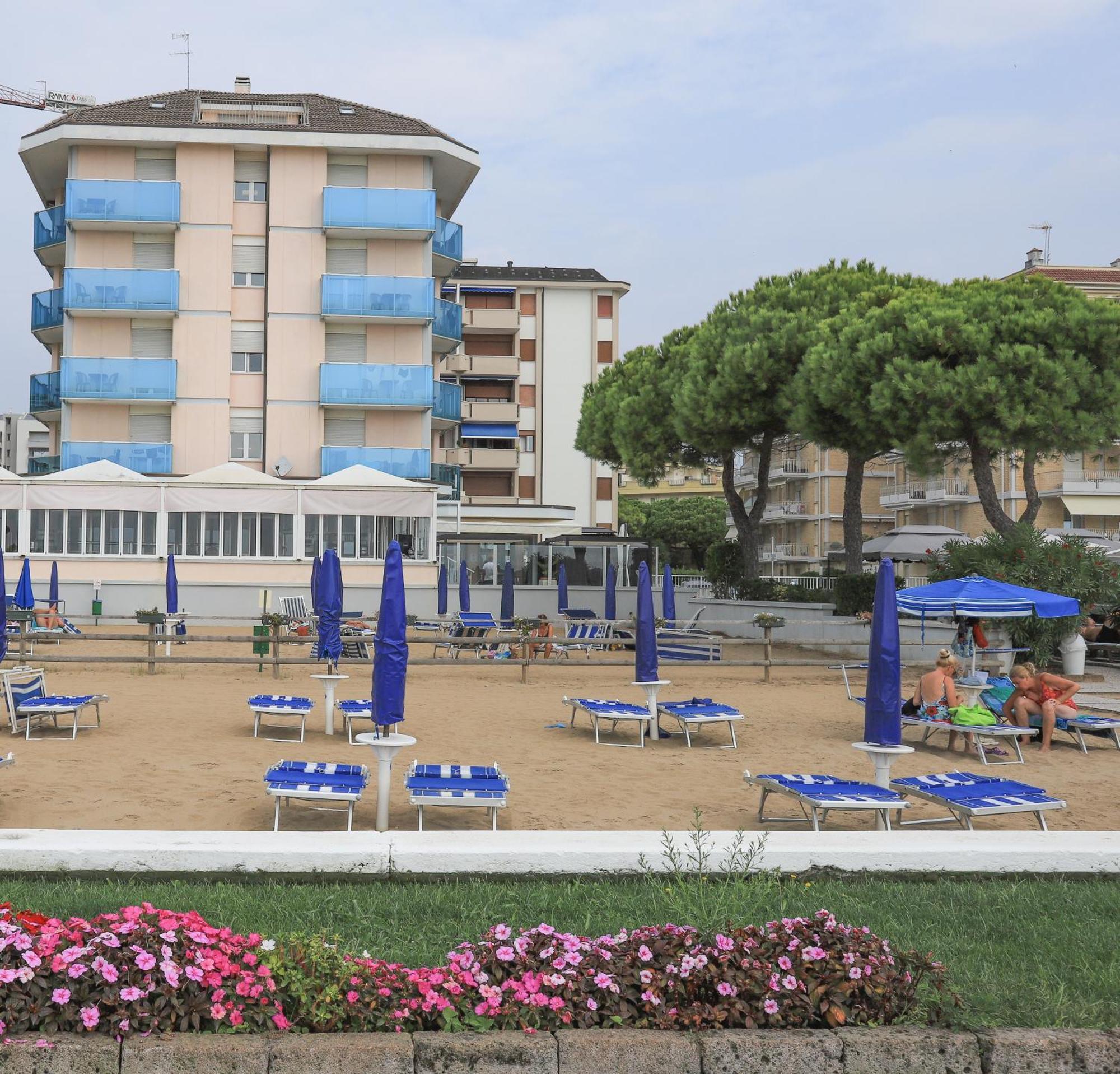 Hotel La Bussola Лідо-ді-Єзоло Екстер'єр фото