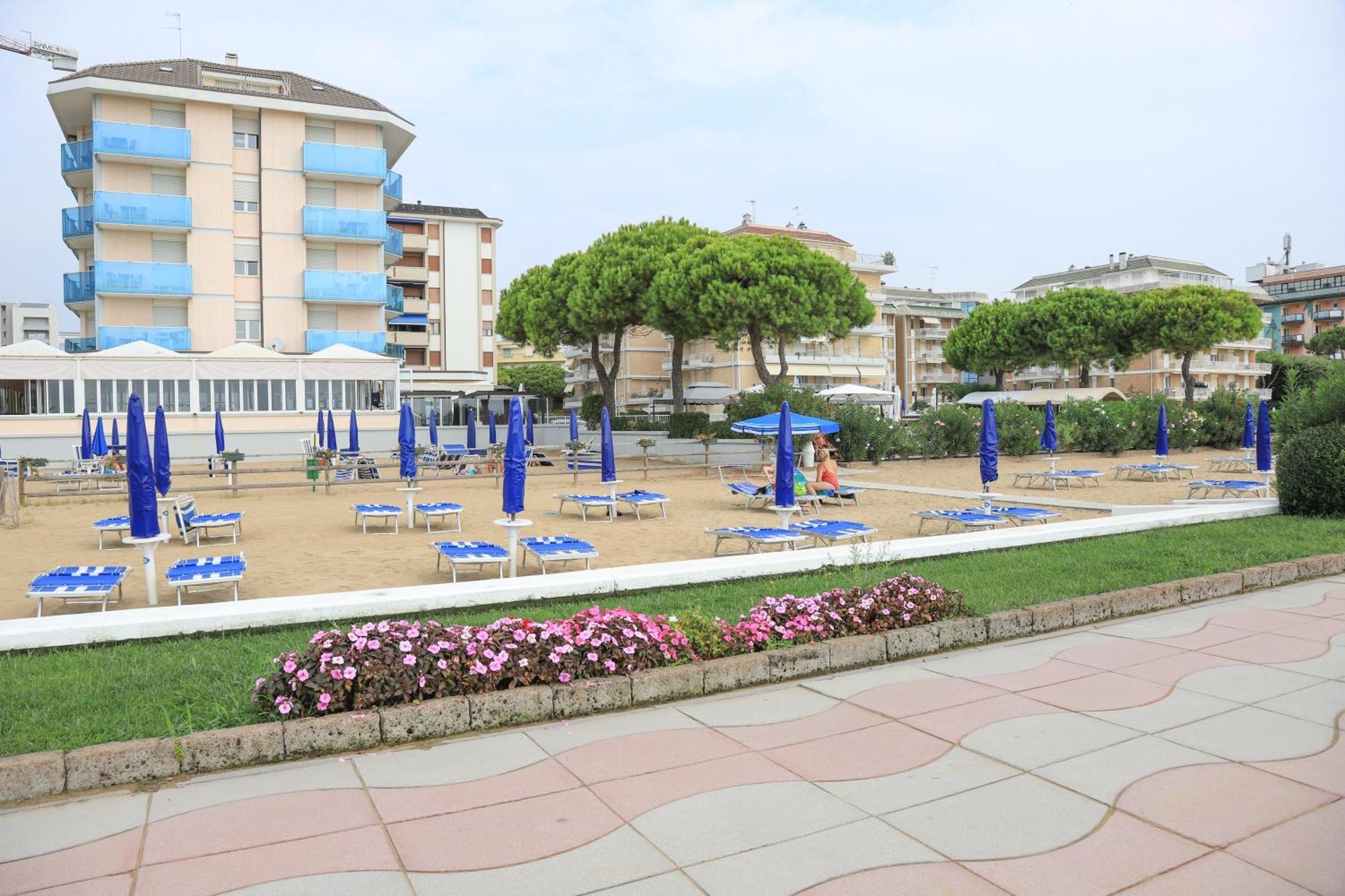 Hotel La Bussola Лідо-ді-Єзоло Екстер'єр фото