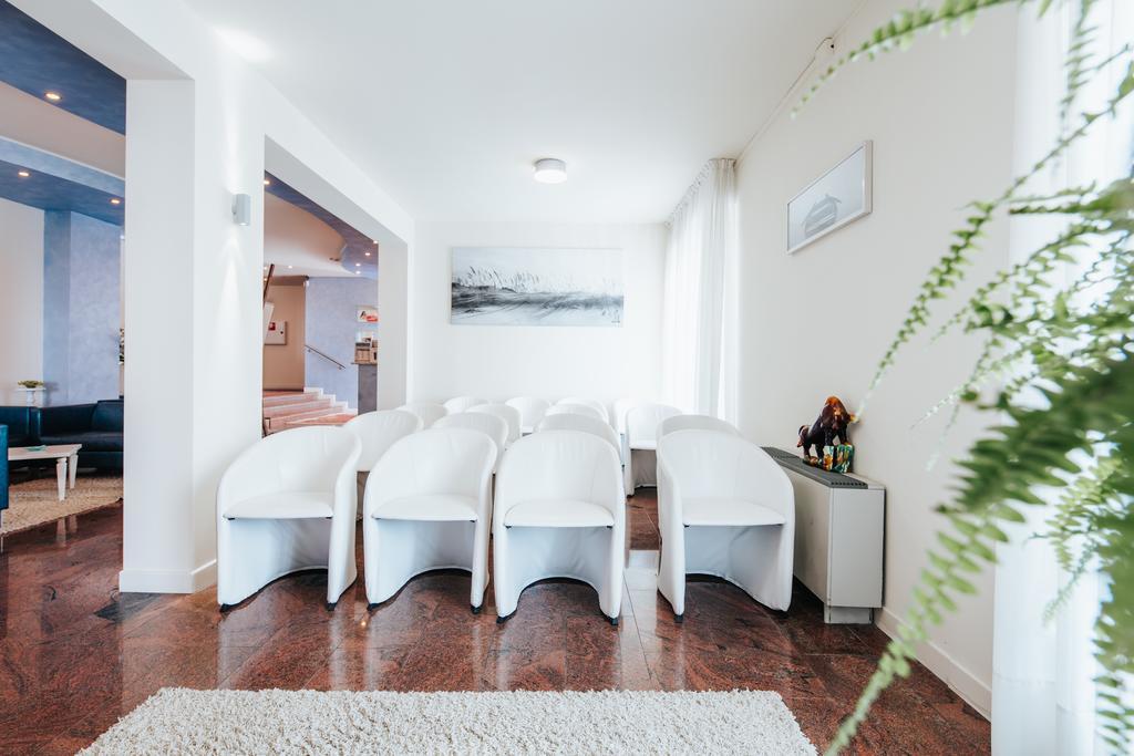 Hotel La Bussola Лідо-ді-Єзоло Екстер'єр фото