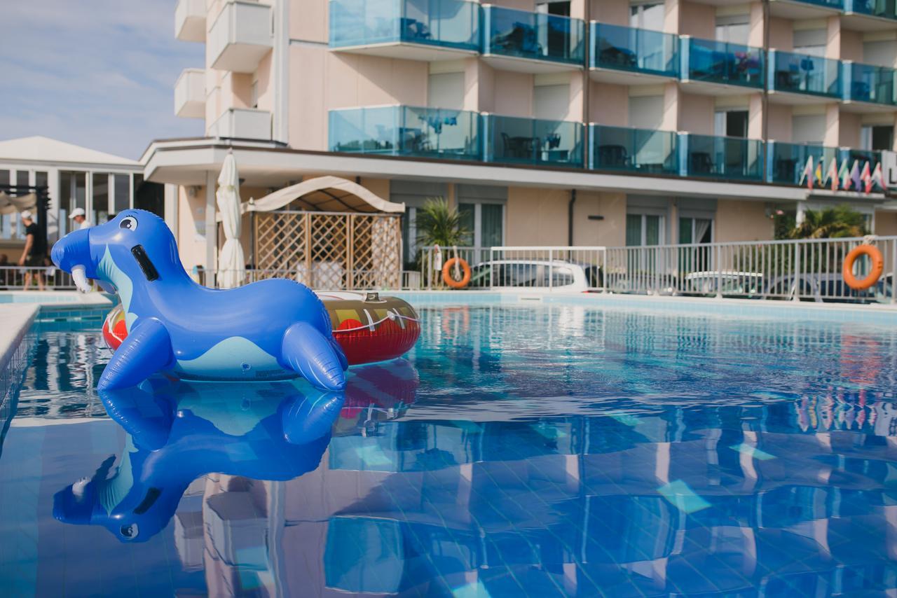 Hotel La Bussola Лідо-ді-Єзоло Екстер'єр фото